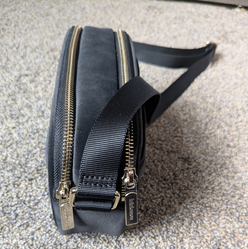 Lululemon Crossbody Camera Bag - 2L Quilted Velour - Picture 4 of 9